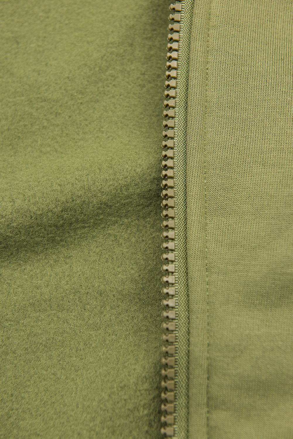Verlängerte Sweatjacke mit gesteppte Kapuze army grün