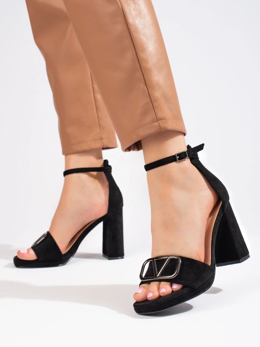 Elegante schwarze Sandalen mit hohen Absätzen
