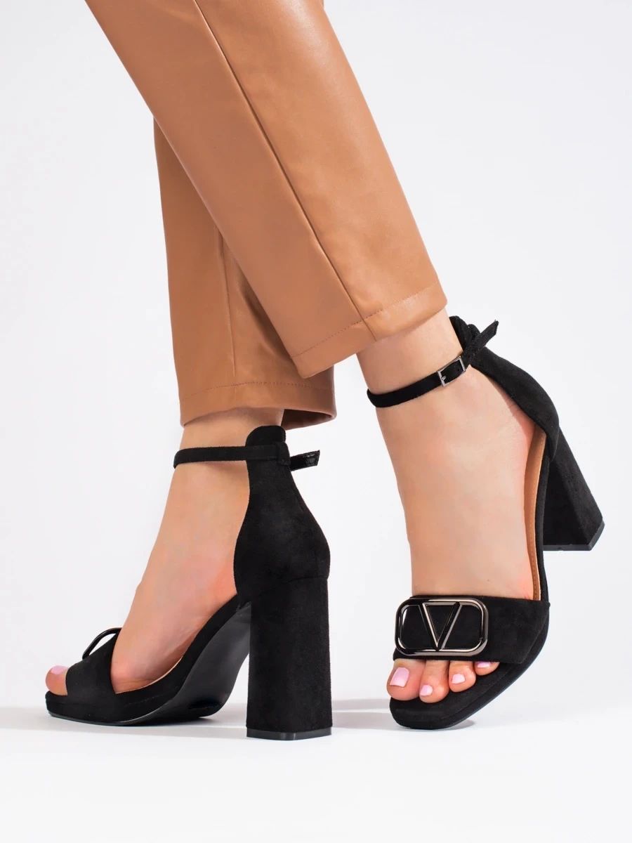 Elegante schwarze Sandalen mit hohen Absätzen