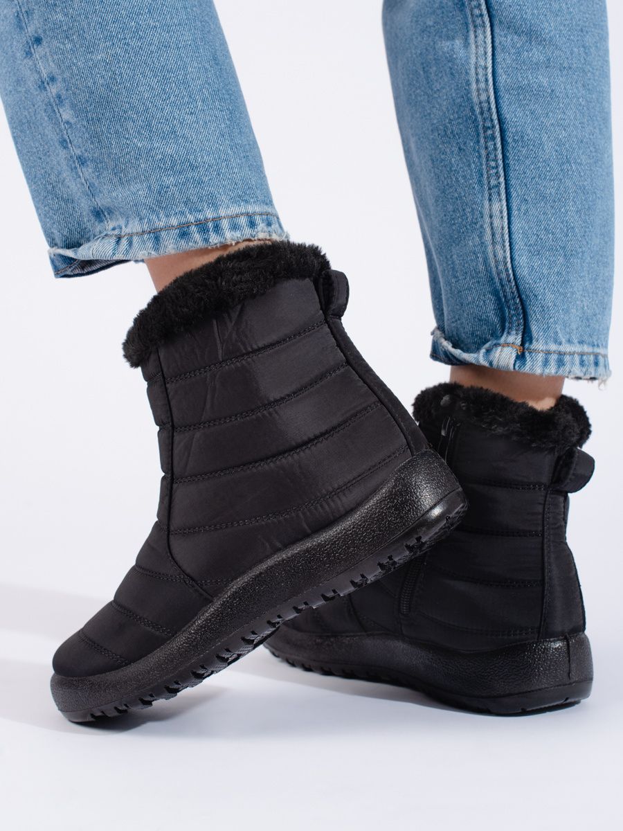 Schwarze gesteppte Schneeschuhe