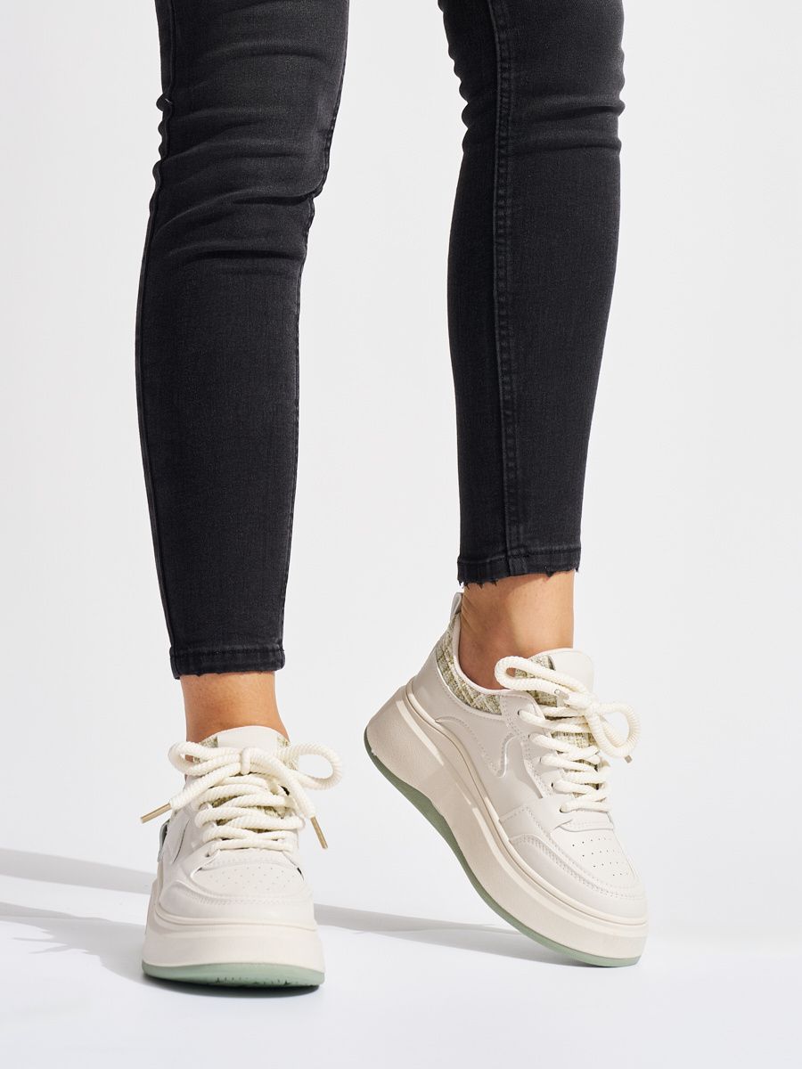 Stylische beige Sneakers mit dicker Sohle