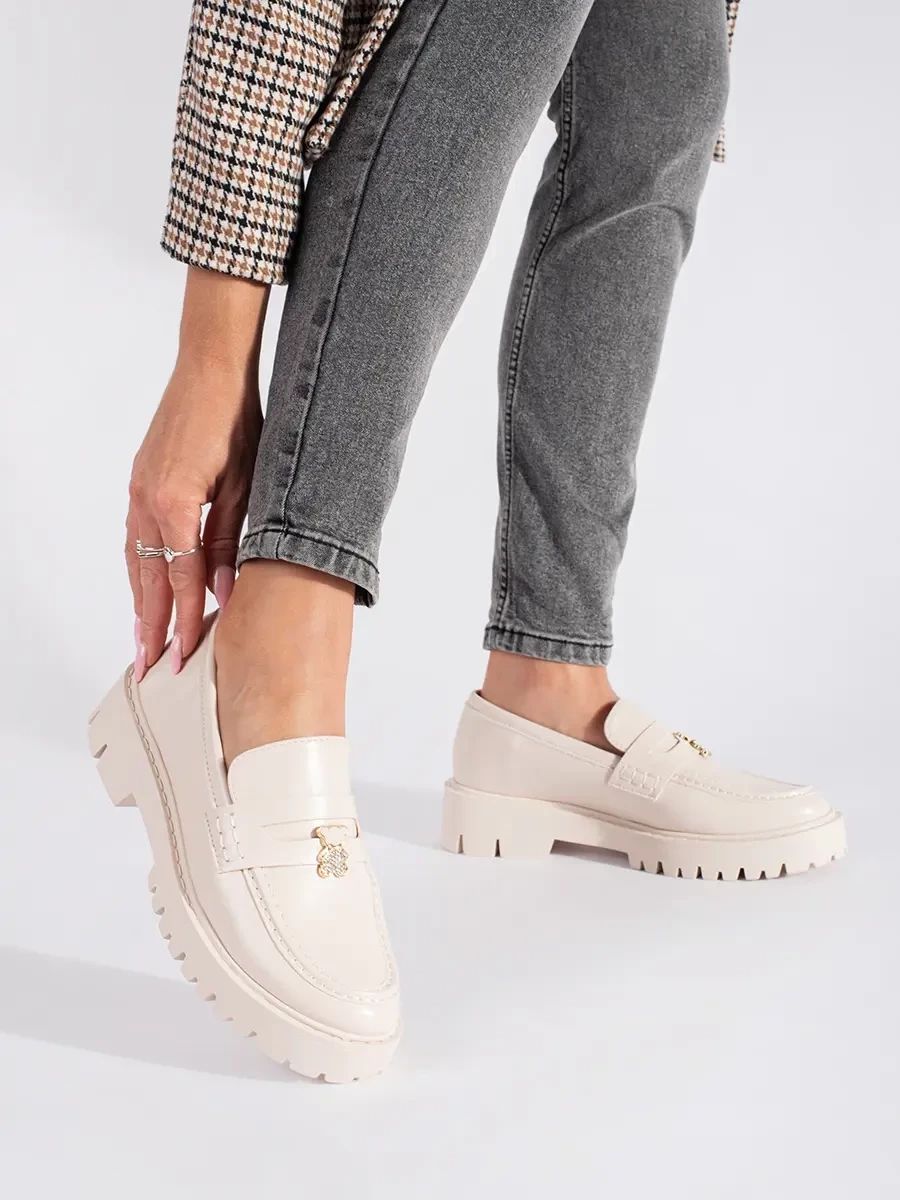 Helle beige Mokassins auf Plattform