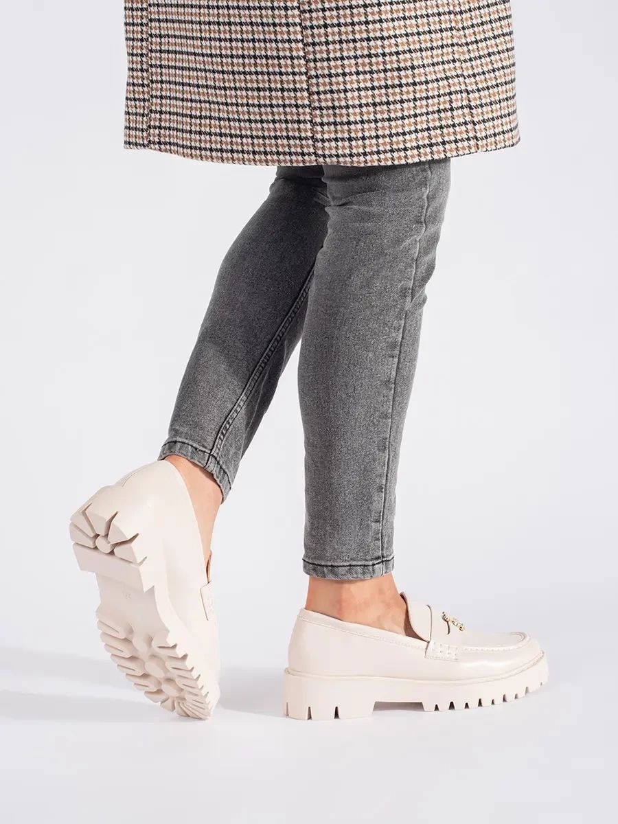 Helle beige Mokassins auf Plattform