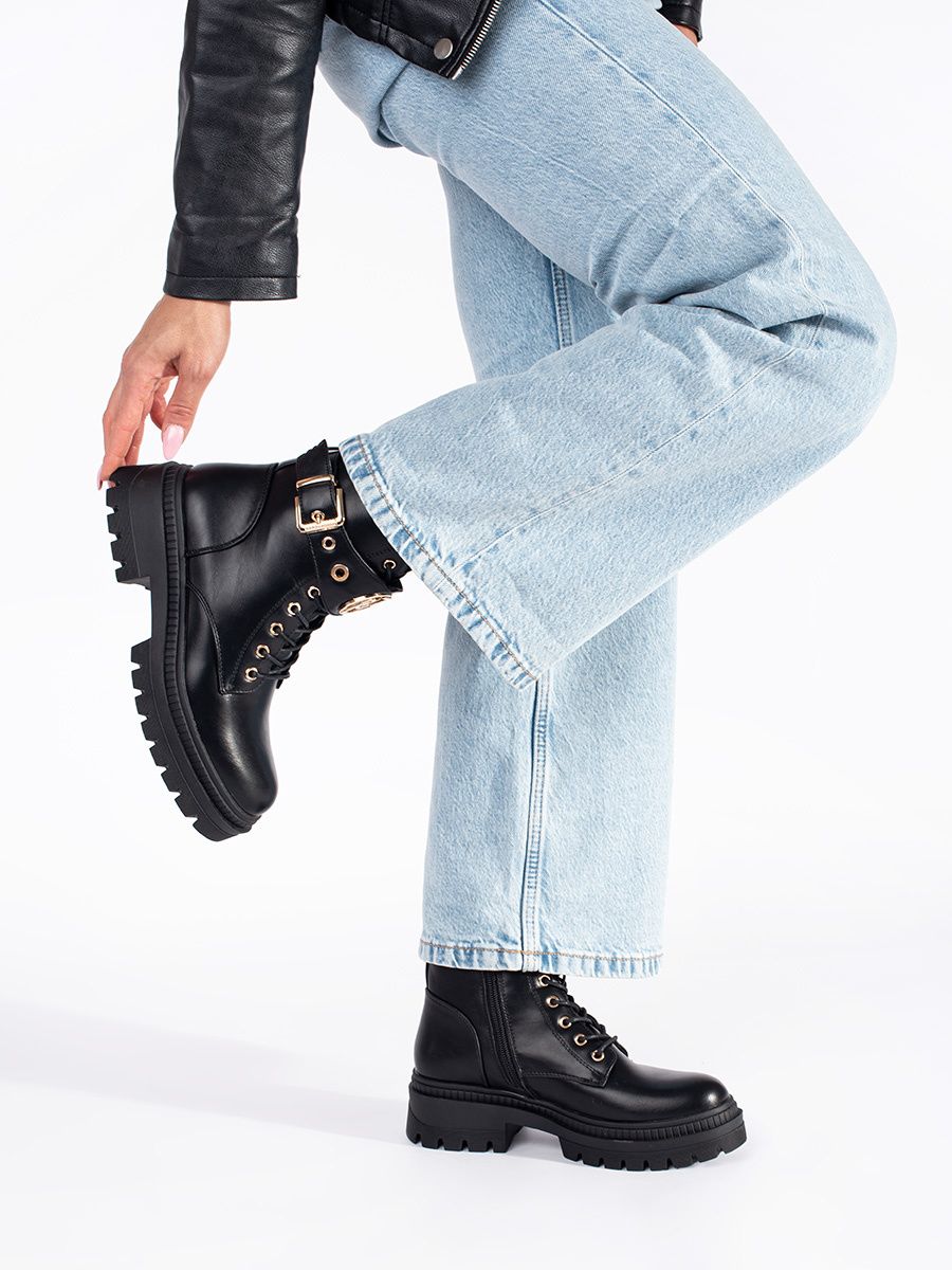 Schwarze Damen Stiefeletten mit dekorativem Riemen