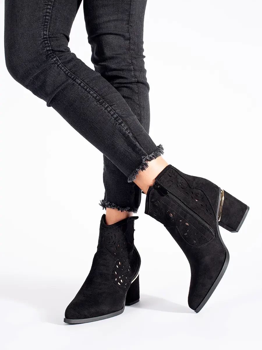 Schwarze durchbrochene Stiefeletten