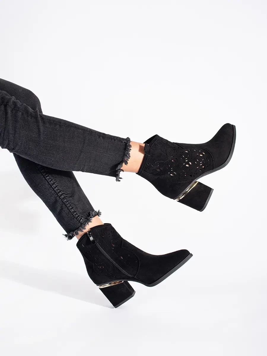 Schwarze durchbrochene Stiefeletten
