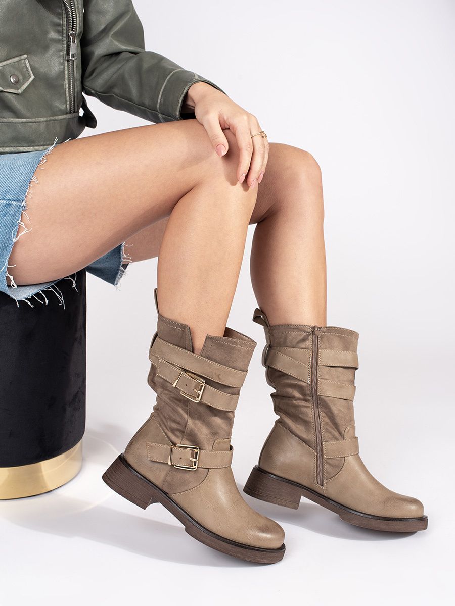 Beige Damenstiefeletten mit niedrigem Absatz und Schnallen