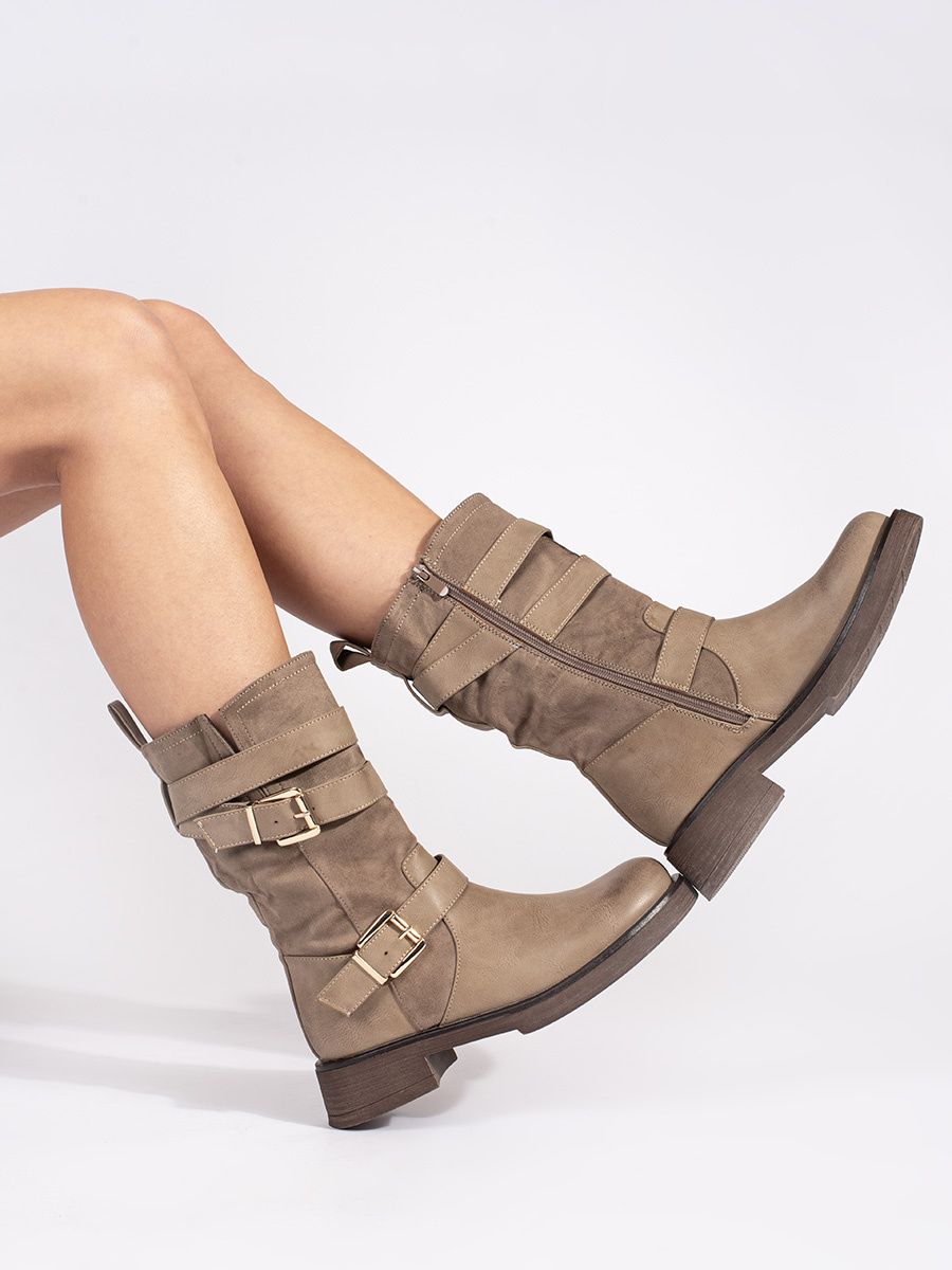 Beige Damenstiefeletten mit niedrigem Absatz und Schnallen