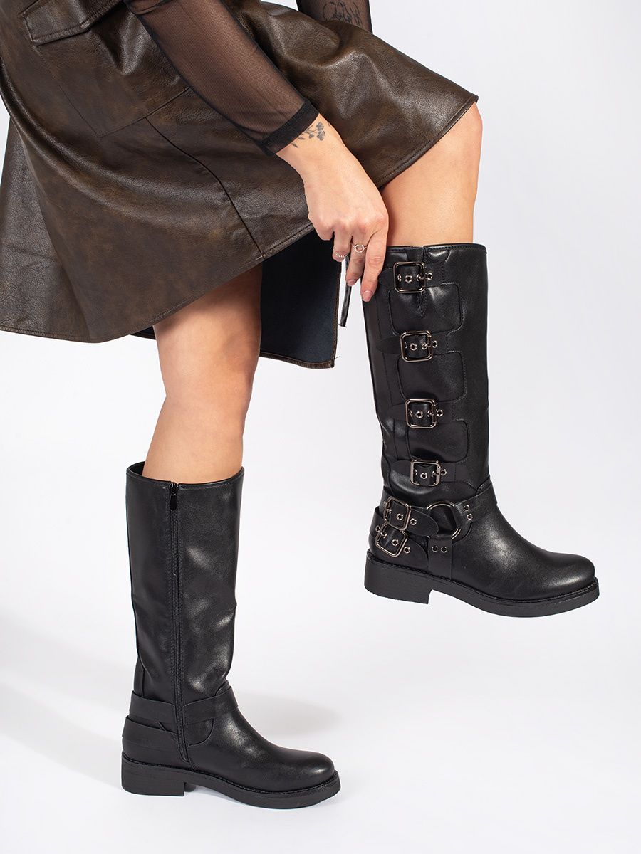 Schwarze kniehohe Stiefel mit niedrigem Absatz und Schnallen