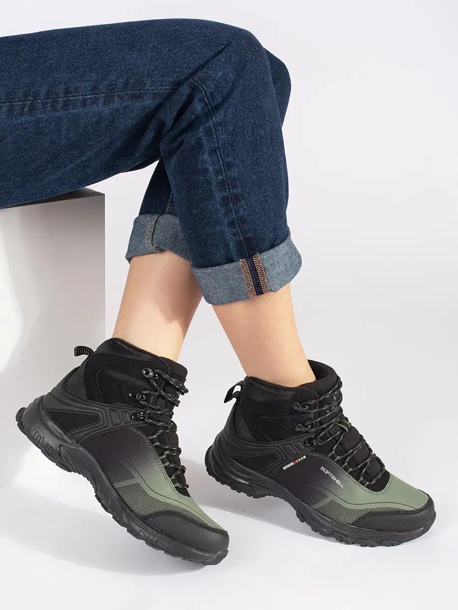 Schwarz-grüne Wanderschuhe