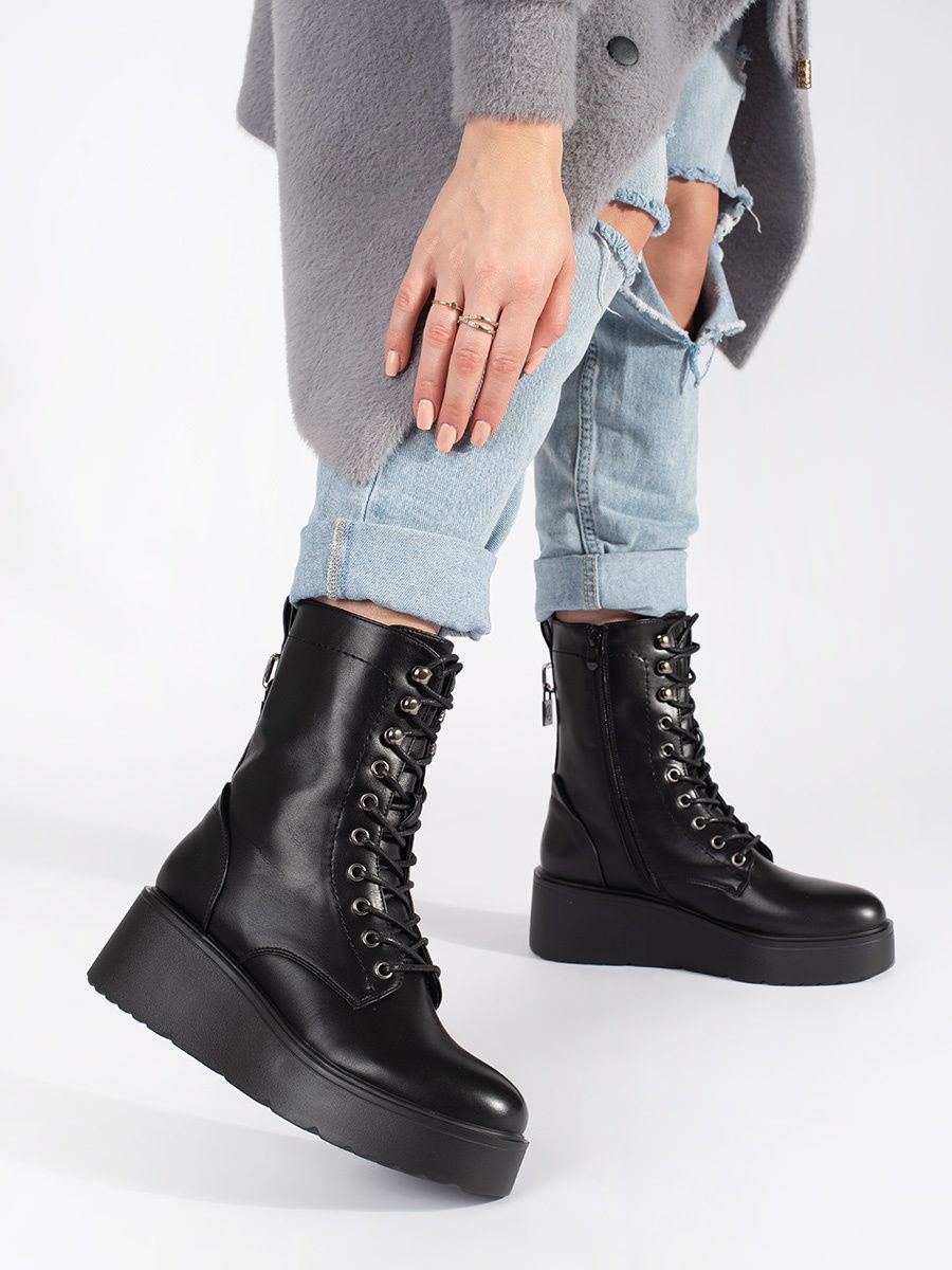 Schwarze Stiefeletten mit dicker Sohle