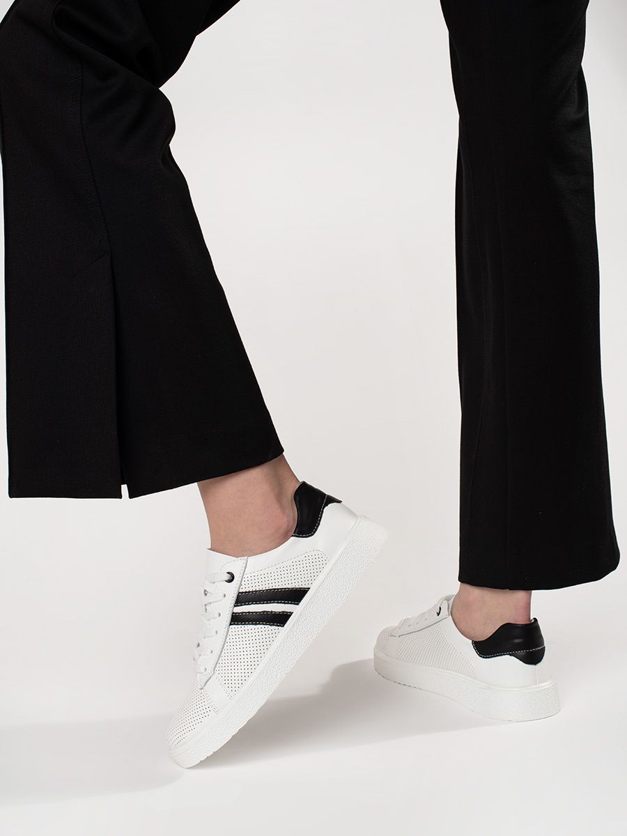 Weiße durchbrochene Sneakers aus echtem Leder