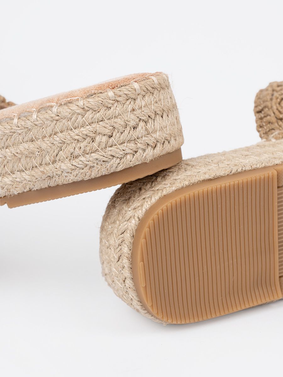 Beige geflochtene Pantoletten auf Plattform mit Schnallen