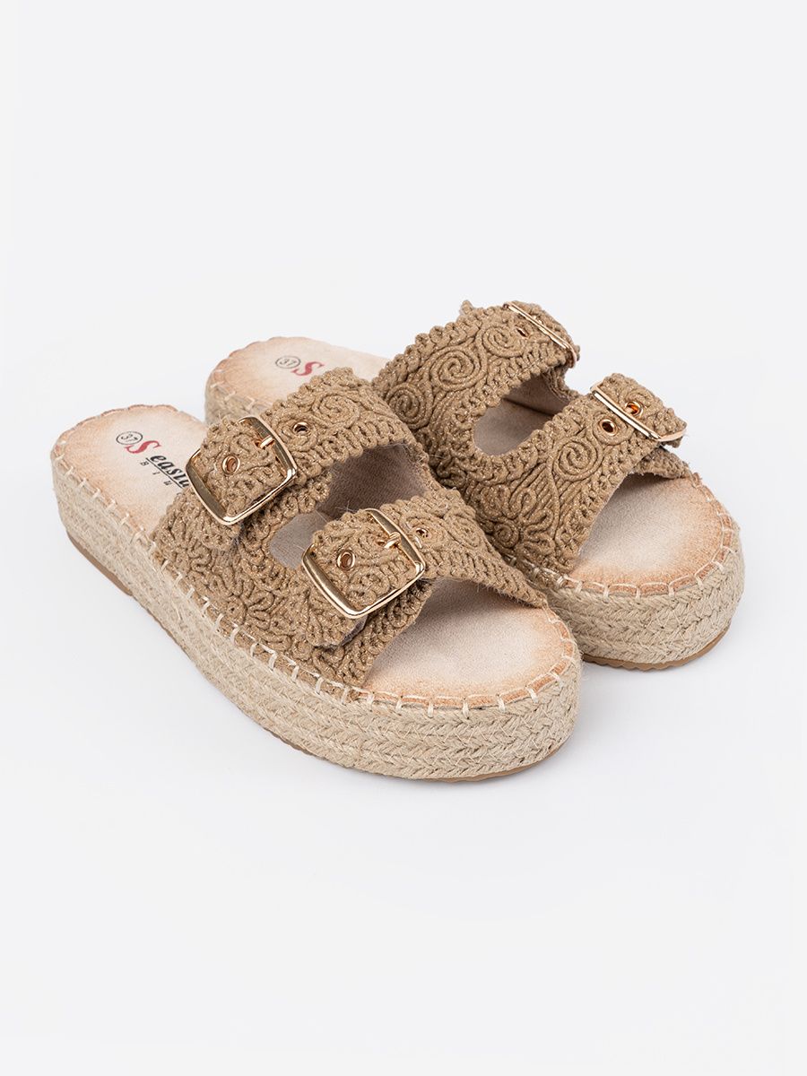 Beige geflochtene Pantoletten auf Plattform mit Schnallen