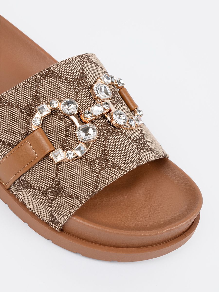 Braune Pantoletten mit Verzierung