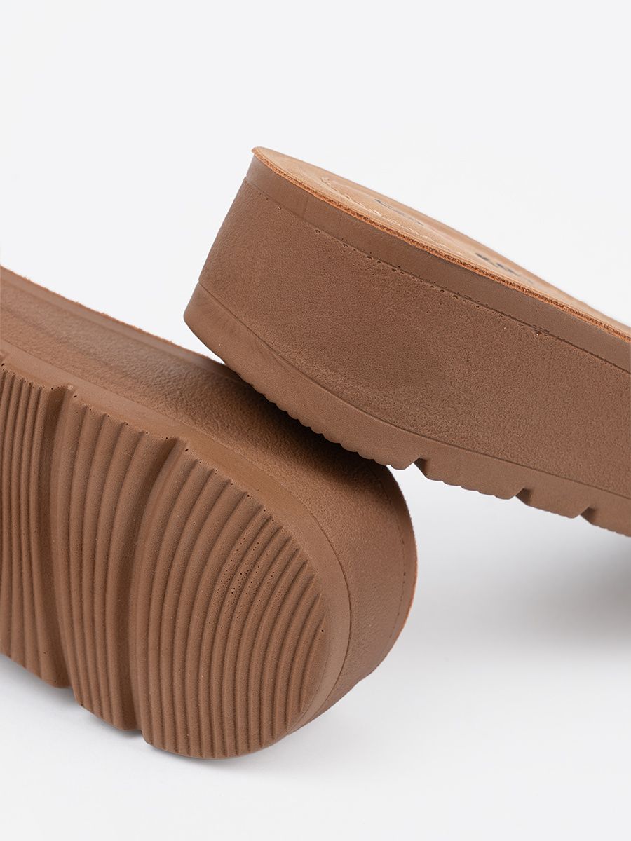 Schwarze Pantoletten mit goldener Schnalle