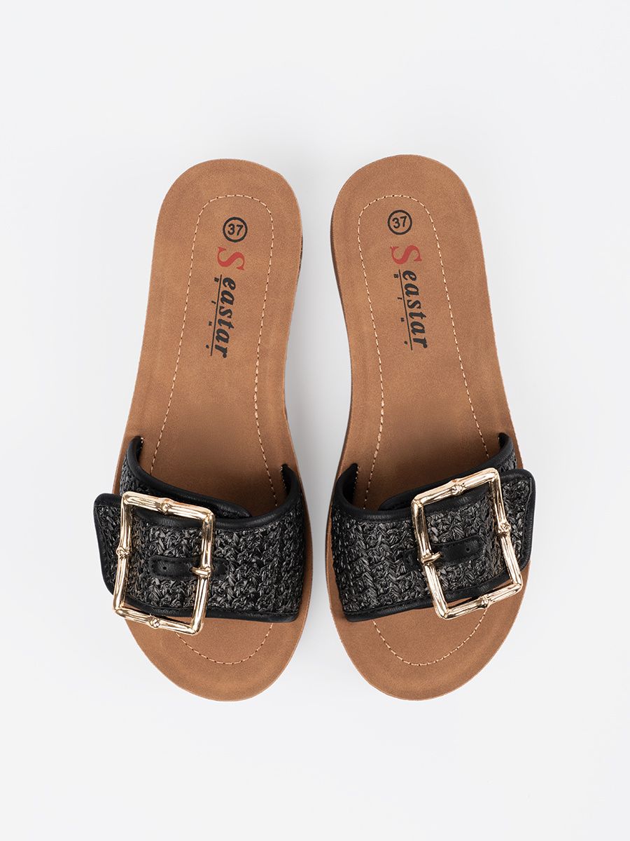 Schwarze Pantoletten mit goldener Schnalle