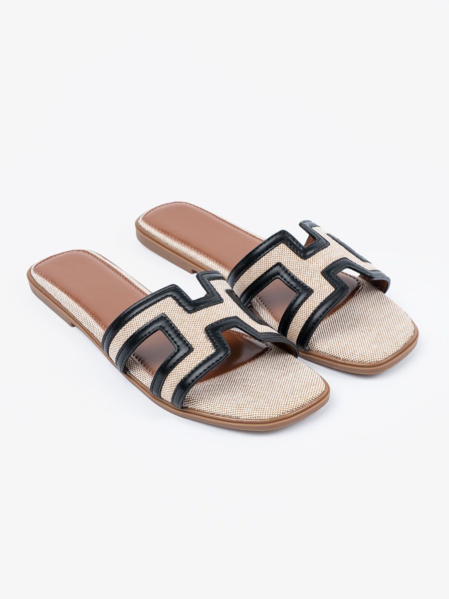 Sandaletten mit dekorativen Ausschnitten