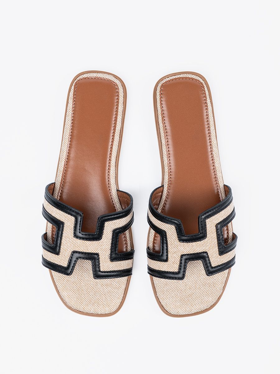 Sandaletten mit dekorativen Ausschnitten