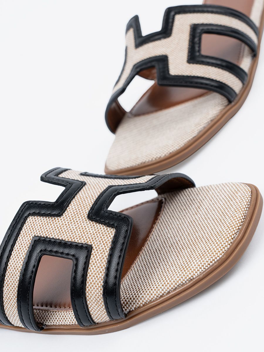 Sandaletten mit dekorativen Ausschnitten