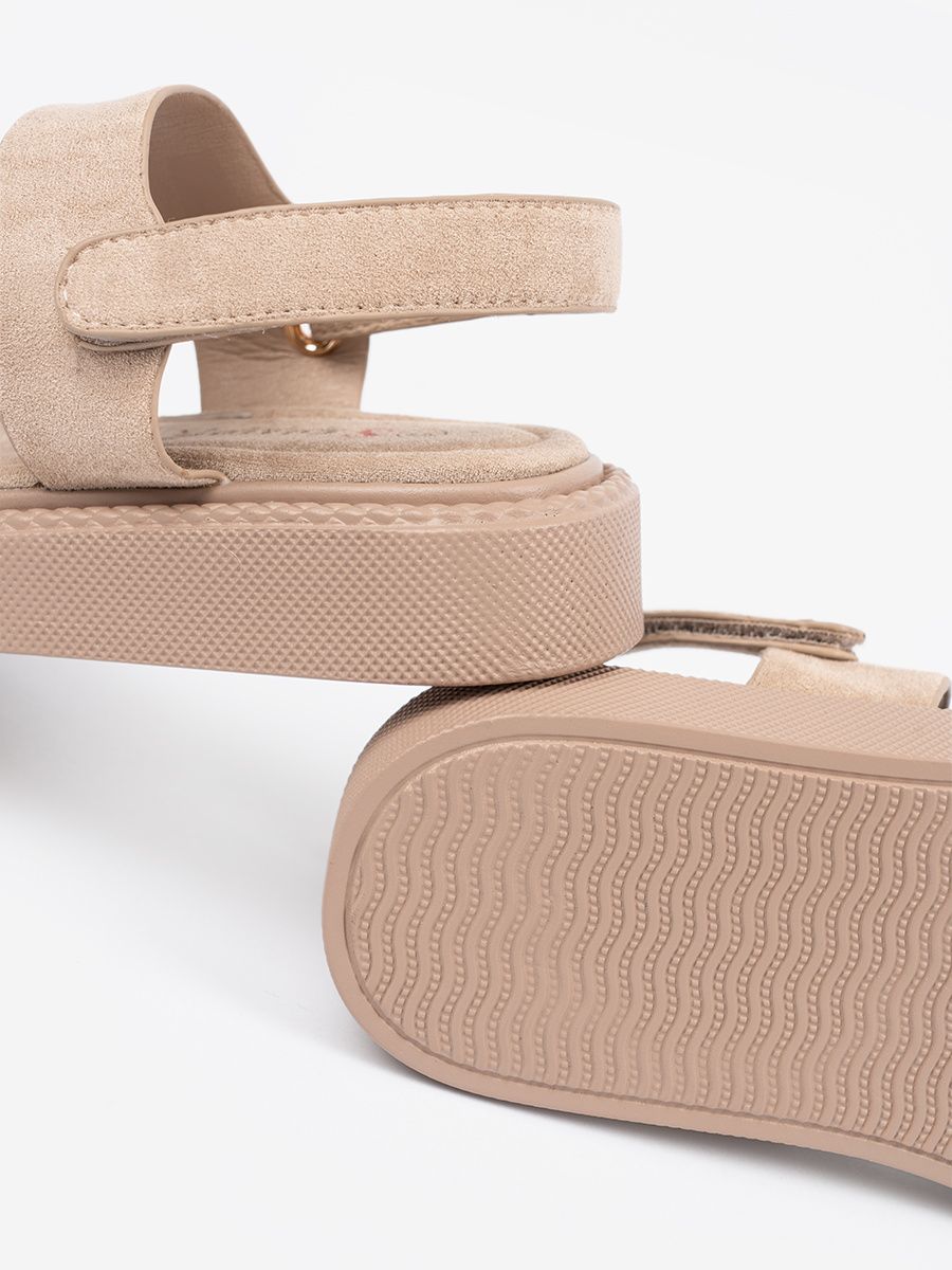 Beige Sandalen mit Plateau und Ausschnitten