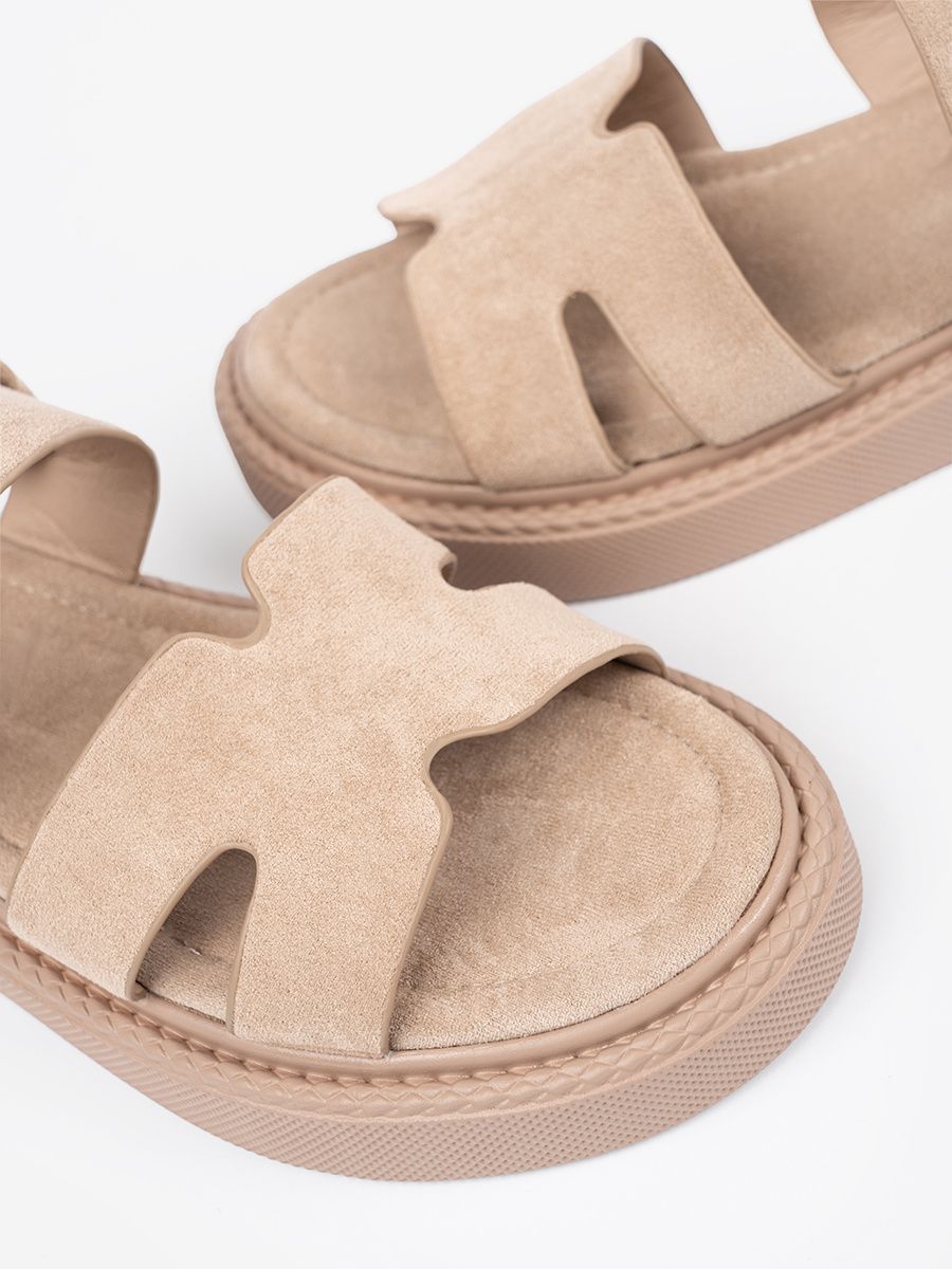 Beige Sandalen mit Plateau und Ausschnitten