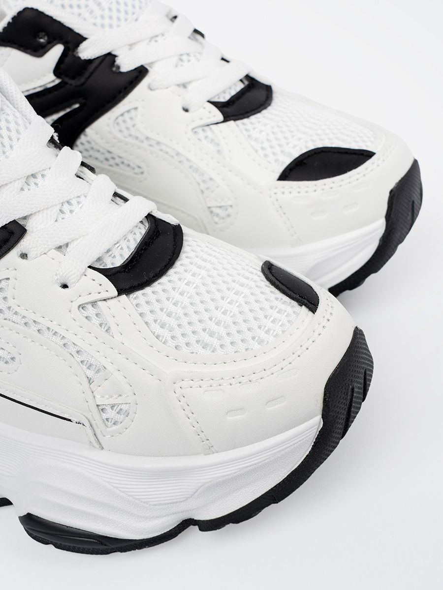 Weiße Sneakers mit dicker Sohle