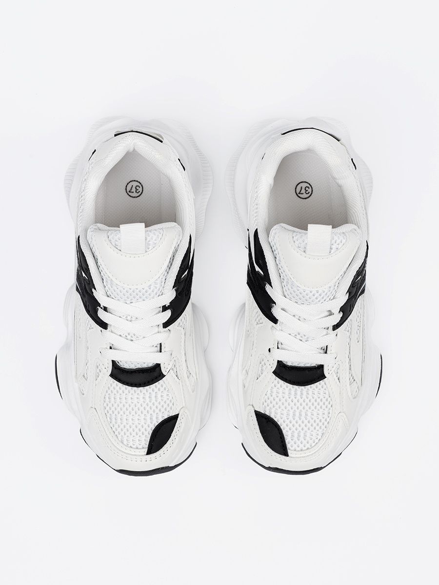 Weiße Sneakers mit dicker Sohle