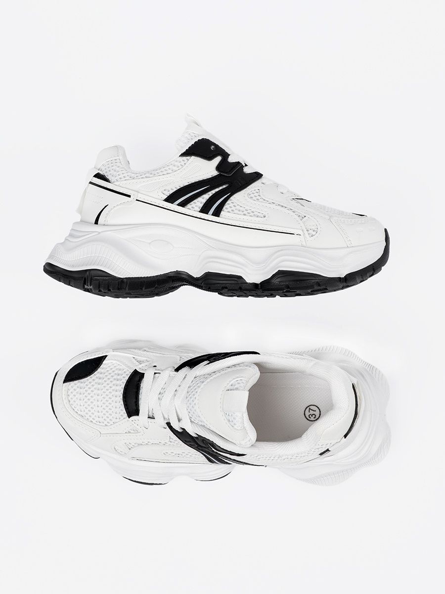 Weiße Sneakers mit dicker Sohle