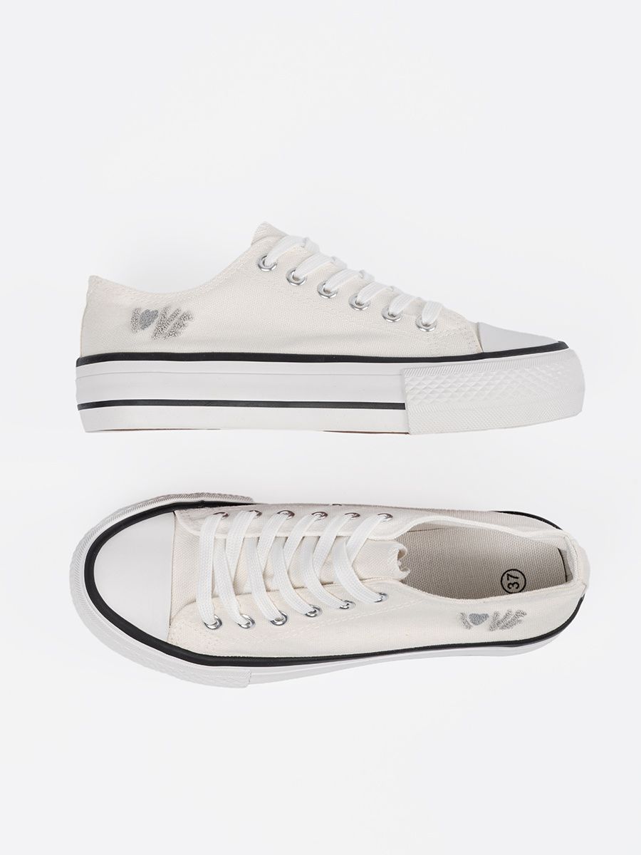 Weiße Sneakers mit Love-Schriftzug