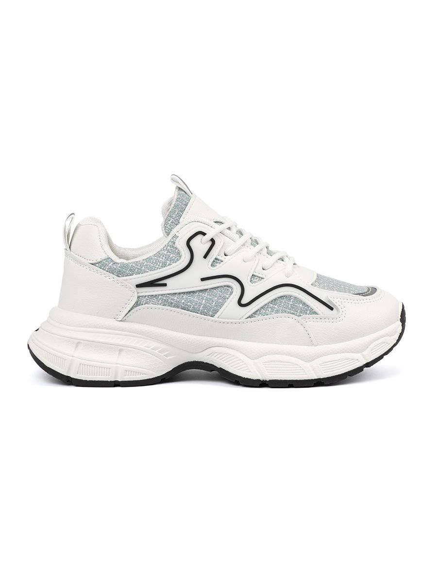 Weiß-grüne Sneakers mit dekorativen Einsätzen