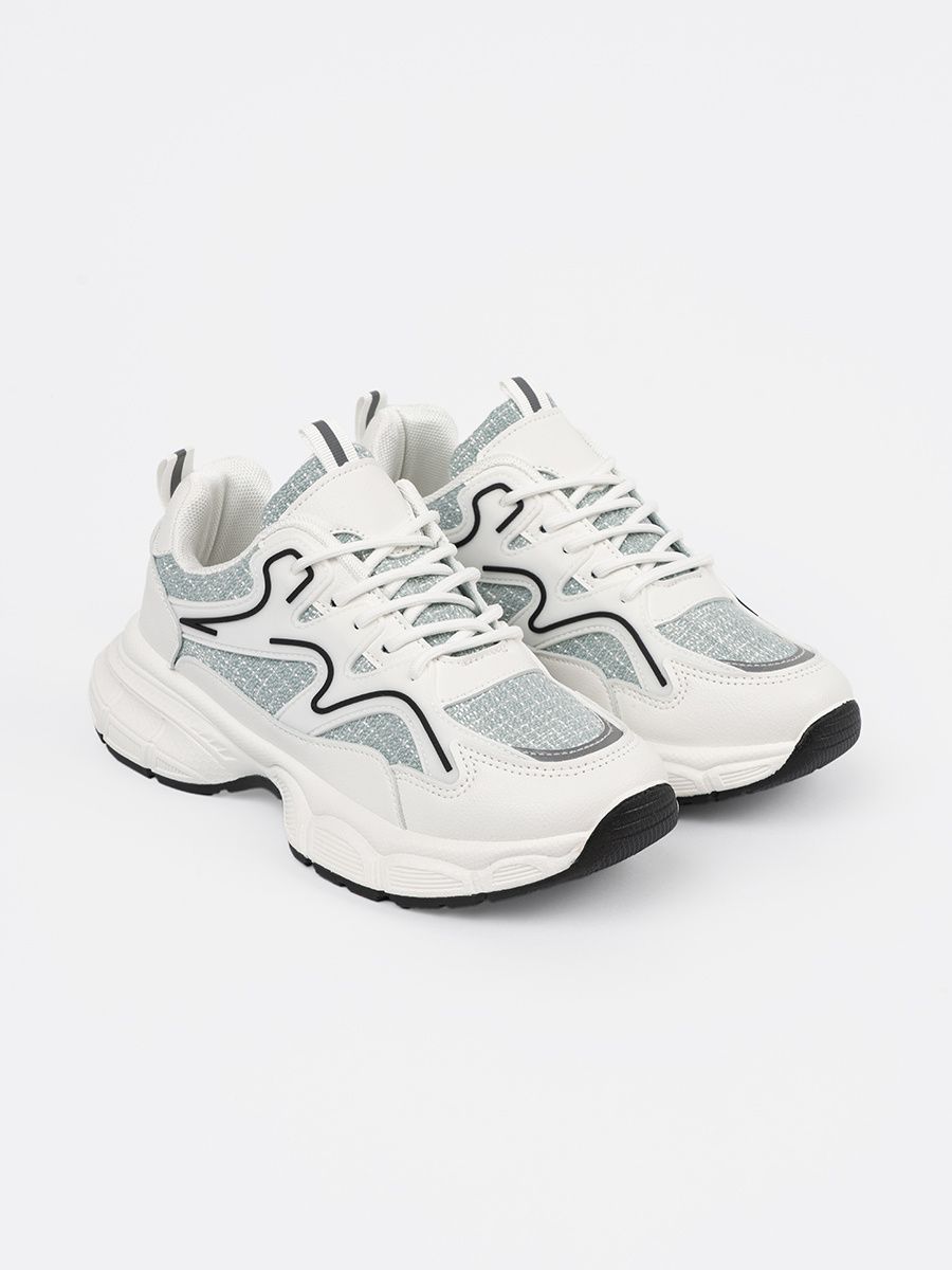 Weiß-grüne Sneakers mit dekorativen Einsätzen