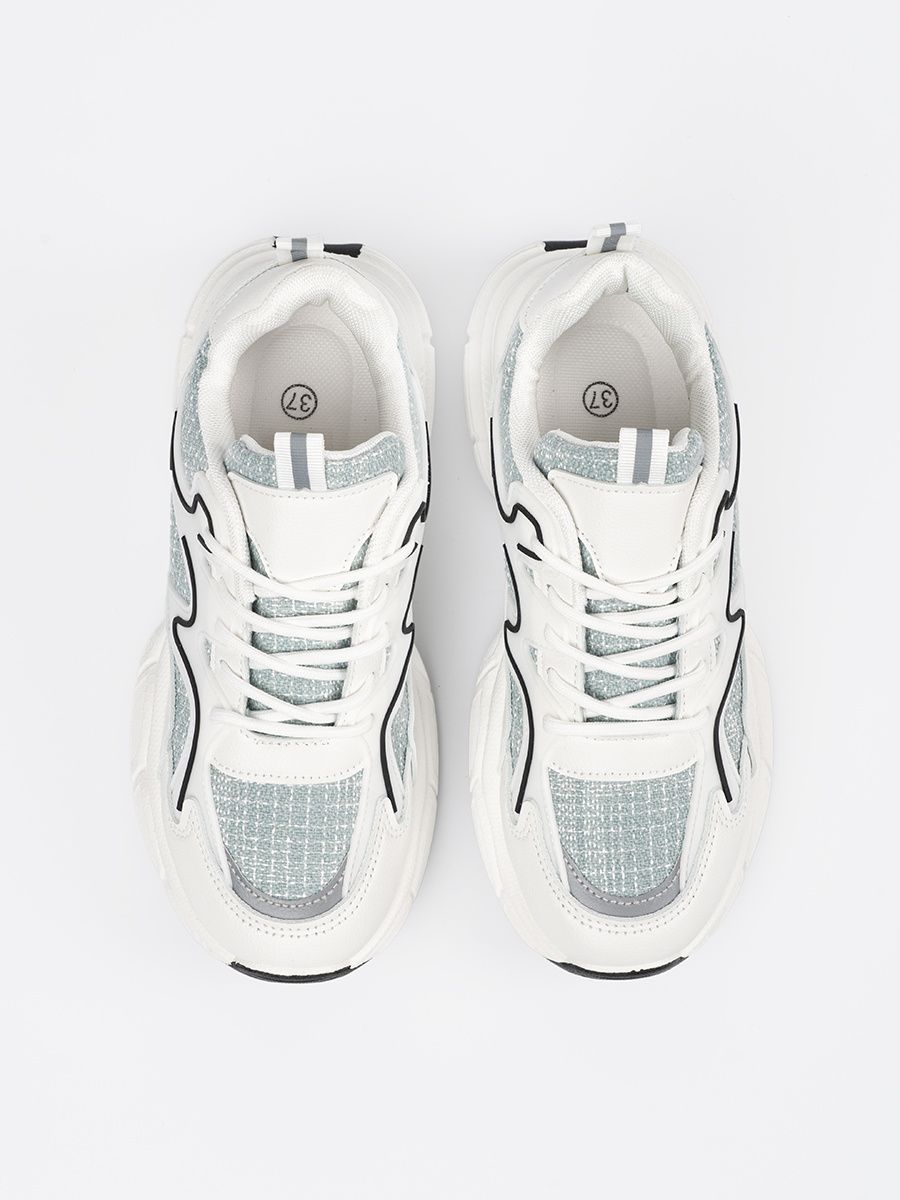 Weiß-grüne Sneakers mit dekorativen Einsätzen