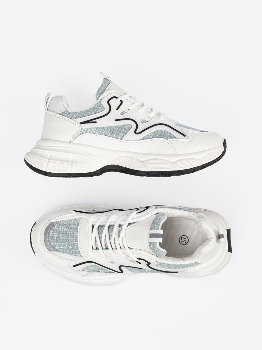 Weiß-grüne Sneakers mit dekorativen Einsätzen