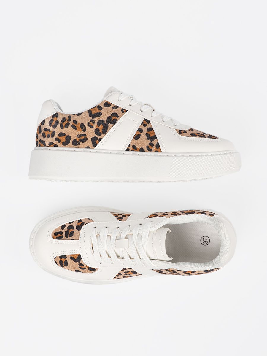 Weiße Sneakers mit Leopardenmuster-Details