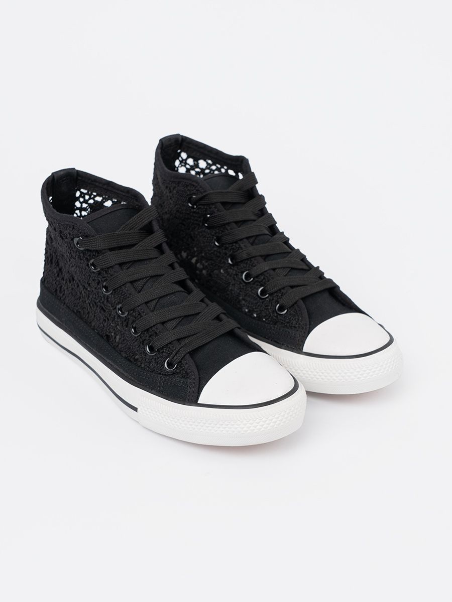 Luftige schwarze Sneakers