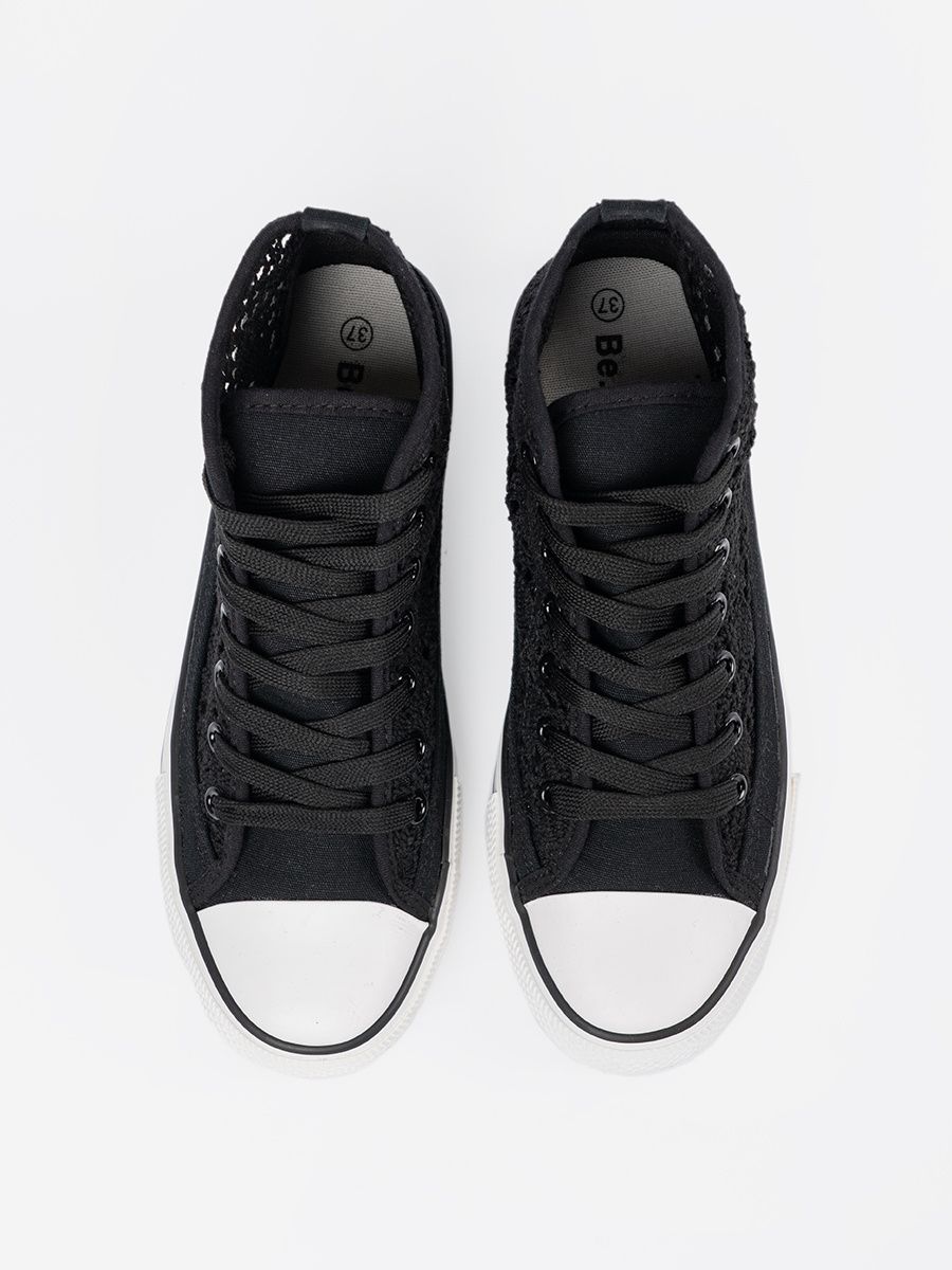 Luftige schwarze Sneakers