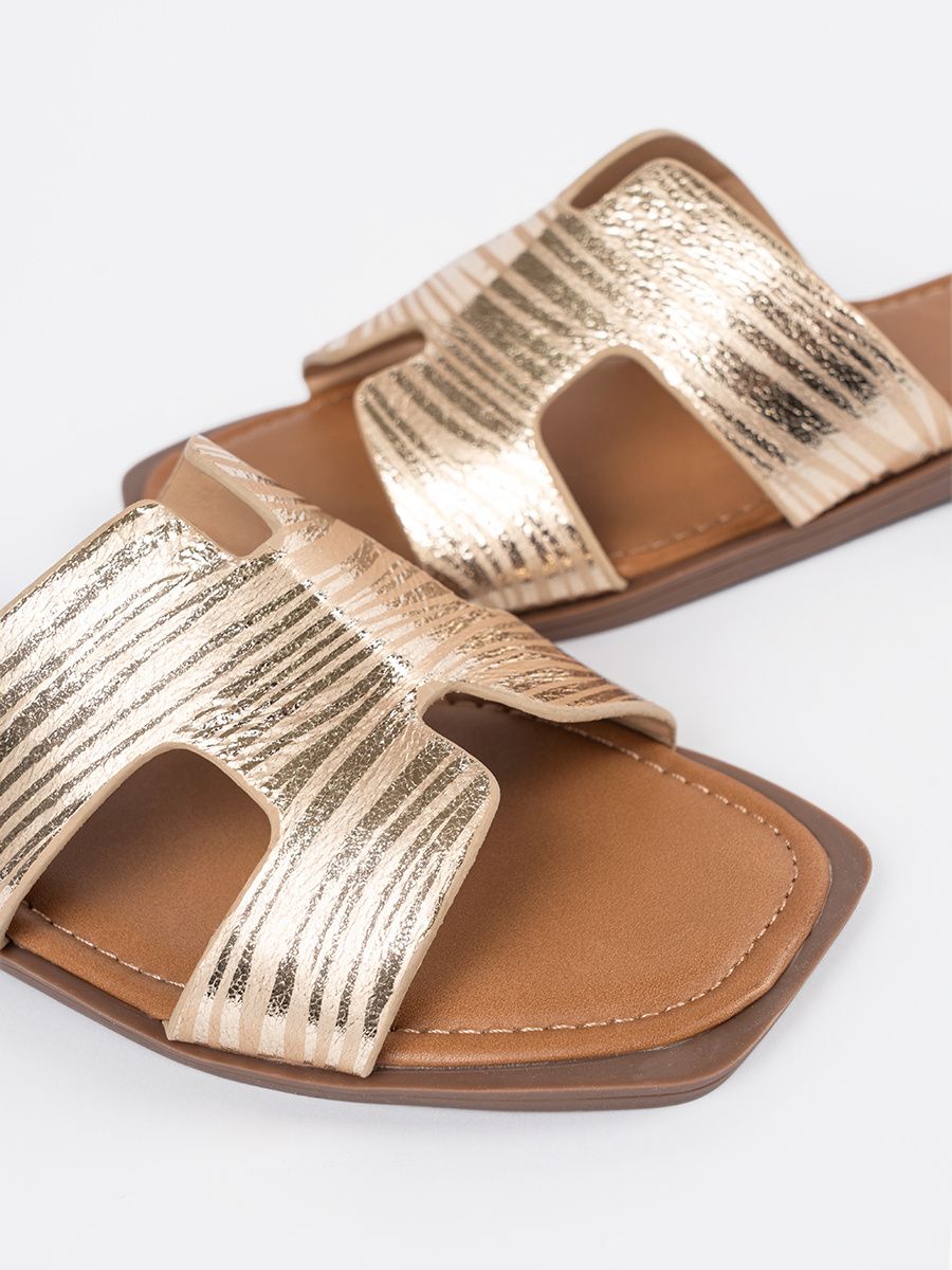 Goldene Slipper mit offener Spitze