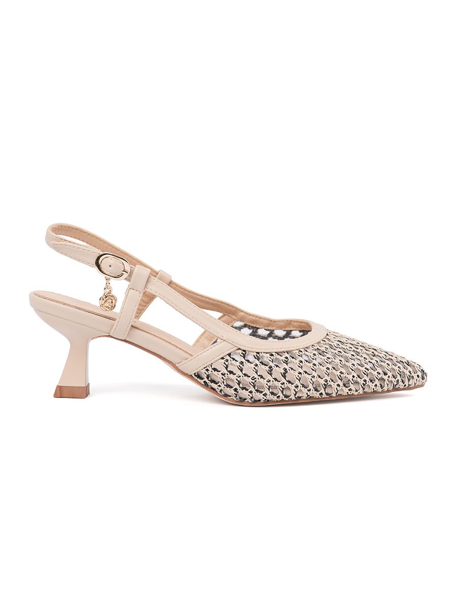 Helle beige durchbrochene Pumps mit niedrigem Absatz