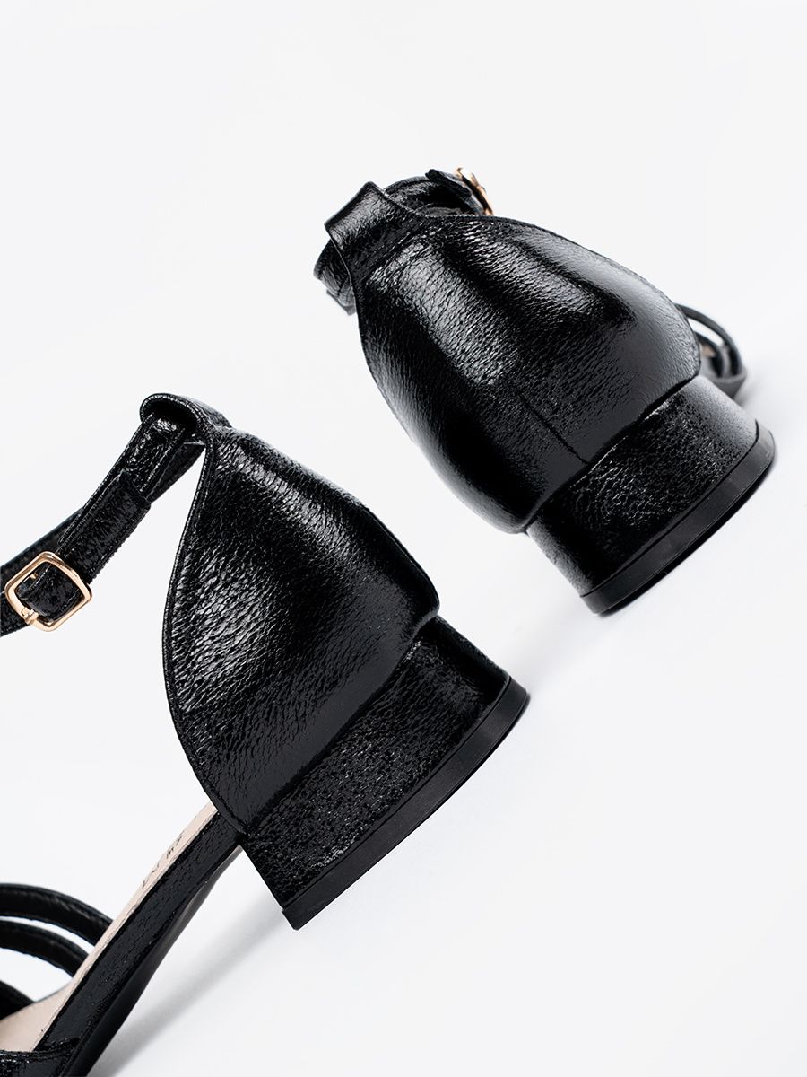 Elegante schwarze Sandalen mit niedrigem Absatz