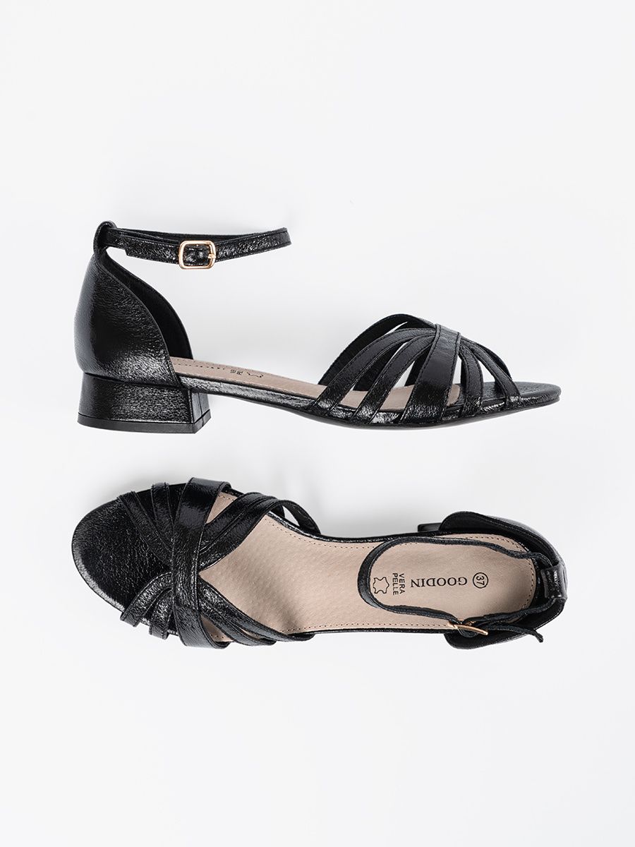 Elegante schwarze Sandalen mit niedrigem Absatz
