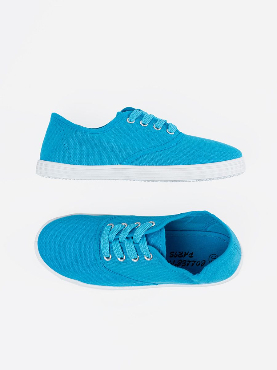 Blaue klassische Sneakers