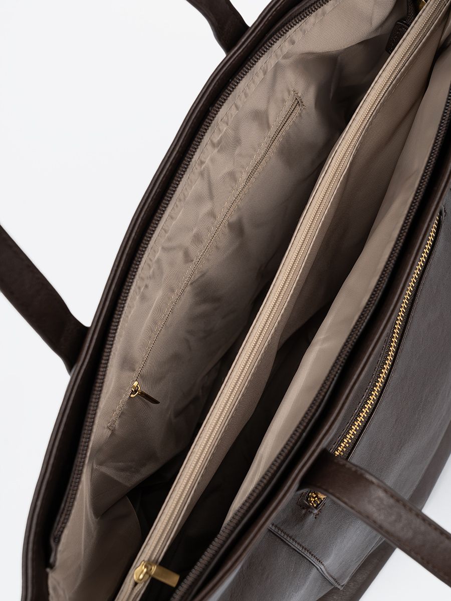 Dunkelbraune Tasche mit goldenen Elementen