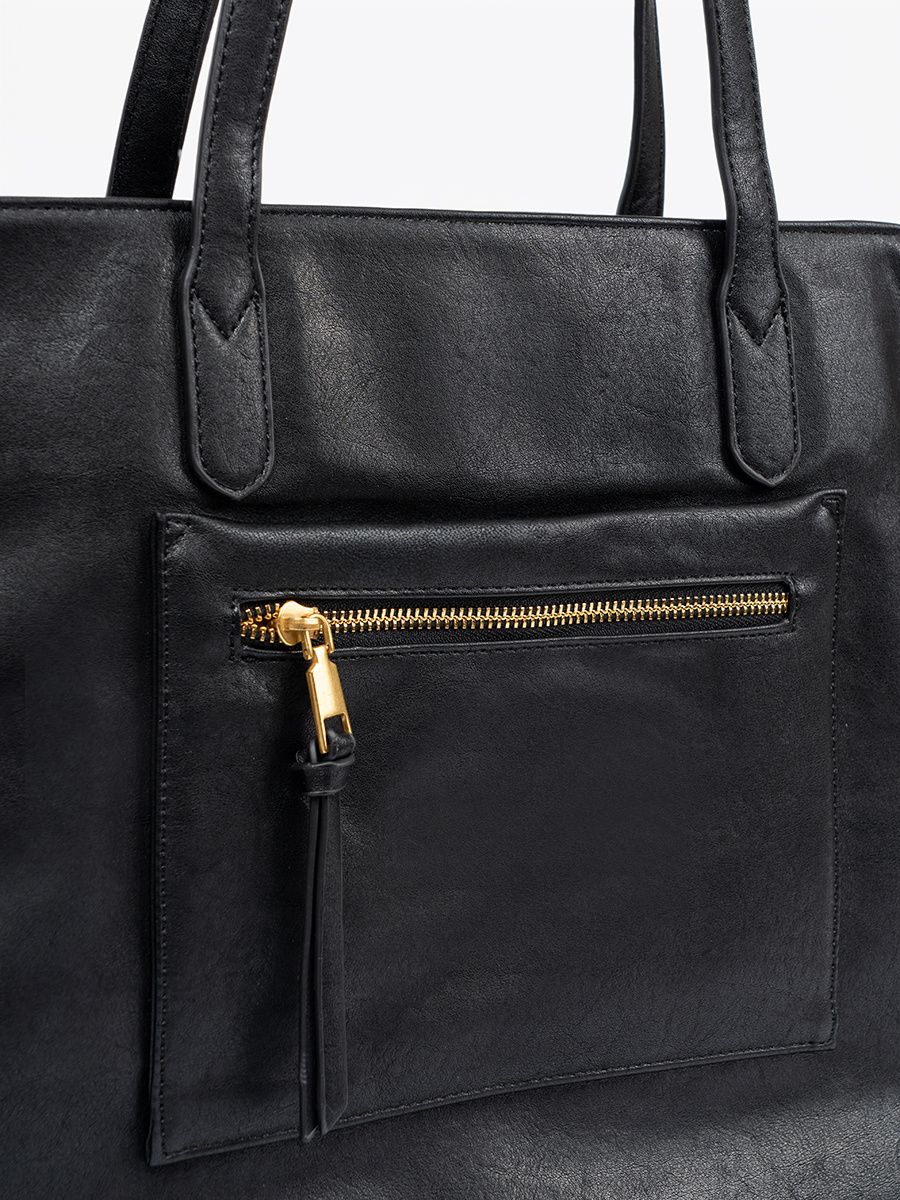 Schwarze Handtasche mit goldenen Elementen