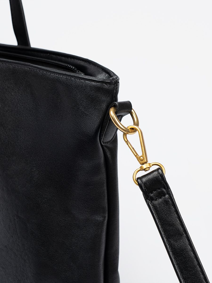 Schwarze Handtasche mit goldenen Elementen