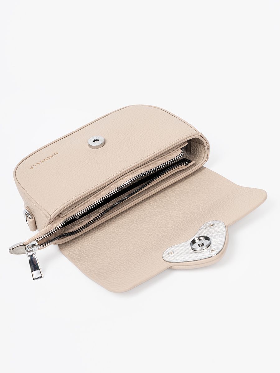 Elegante beige Umhängetasche mit dekorativem Herz