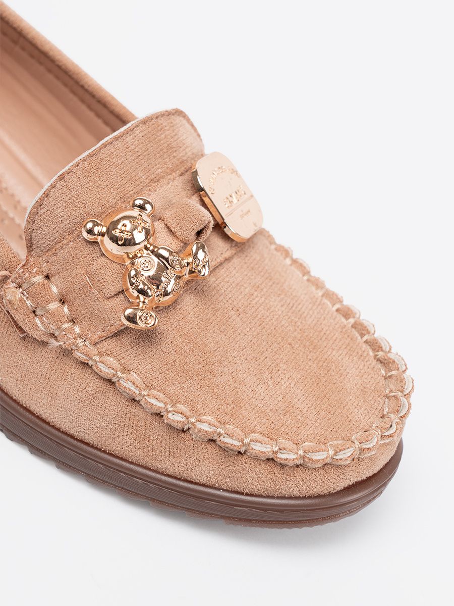 Beige Slipper mit Keilabsatz aus feinem Wildleder