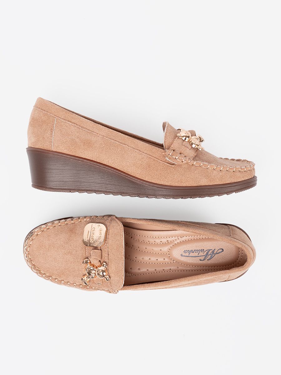 Beige Slipper mit Keilabsatz aus feinem Wildleder