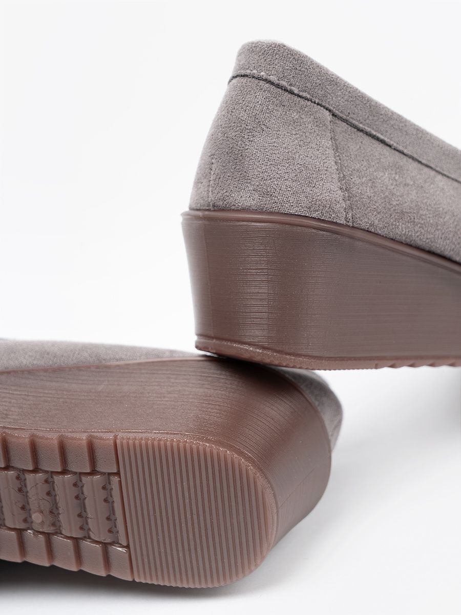 Graue Halbschuhe mit goldenem Bären