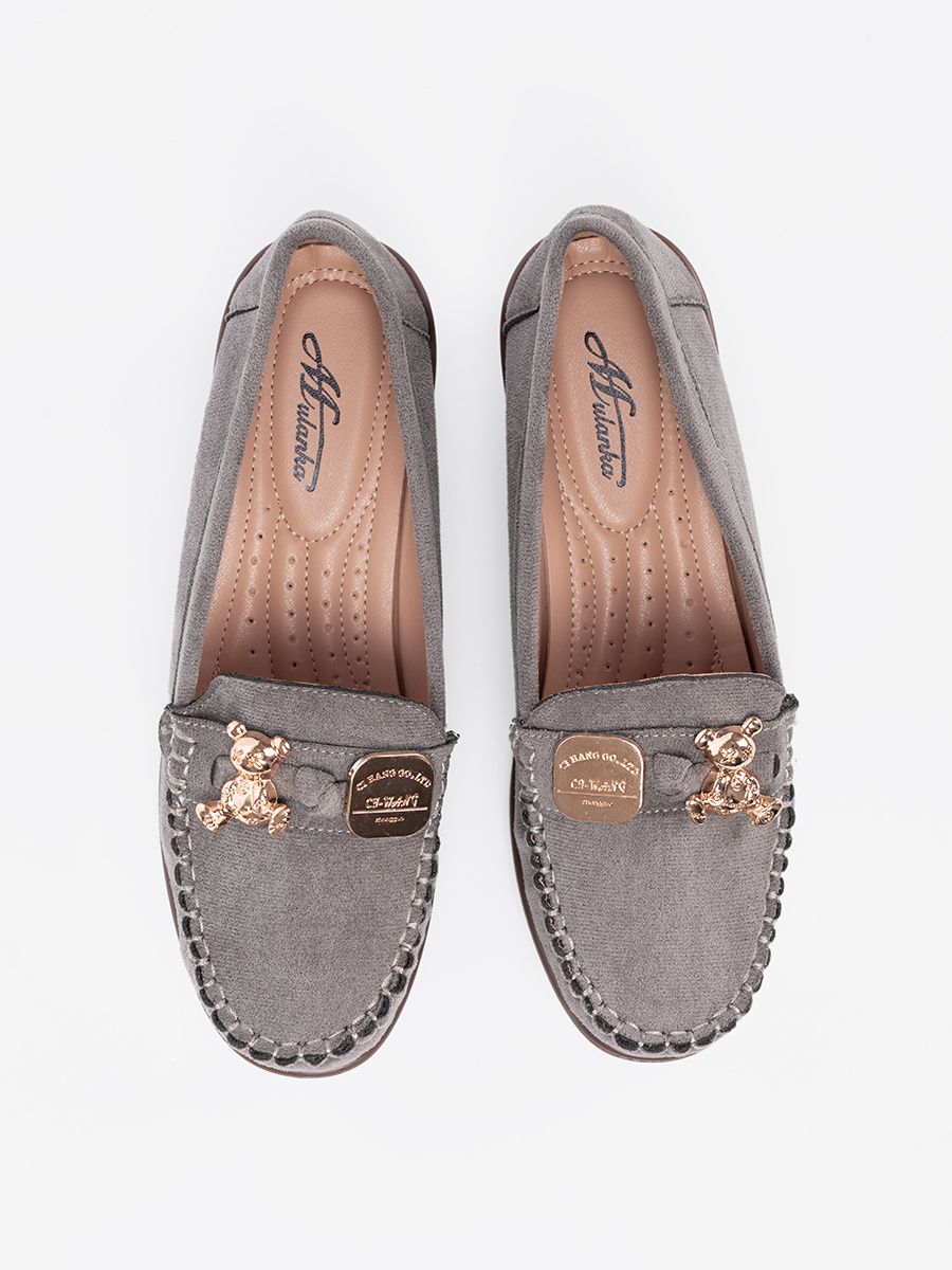 Graue Halbschuhe mit goldenem Bären